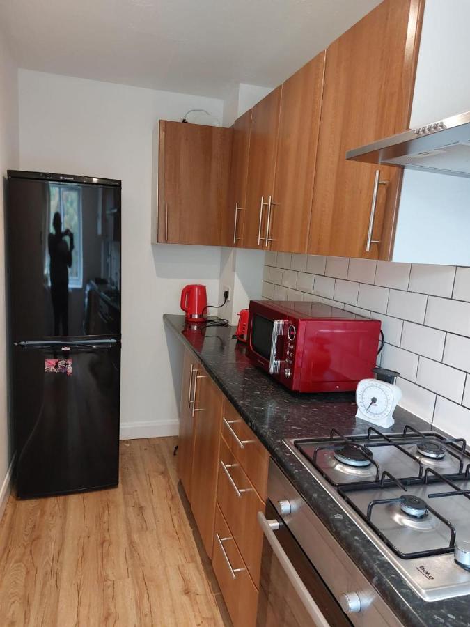 Superb 2 Bedroom Flat, Sleeps 6 Кройдон Екстериор снимка