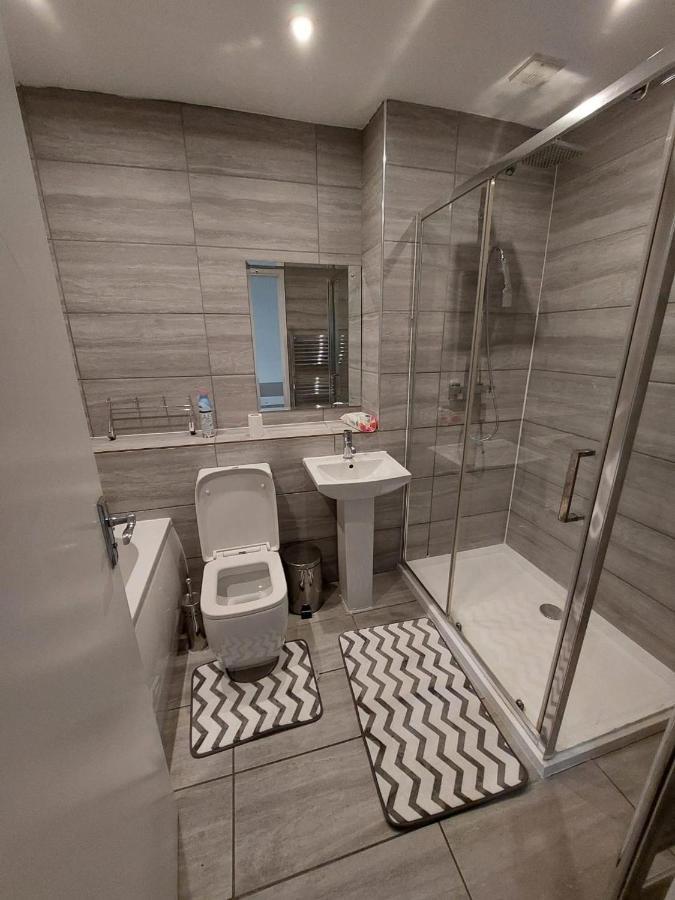 Superb 2 Bedroom Flat, Sleeps 6 Кройдон Екстериор снимка