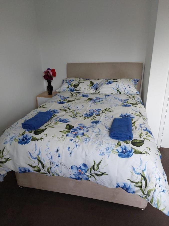 Superb 2 Bedroom Flat, Sleeps 6 Кройдон Екстериор снимка