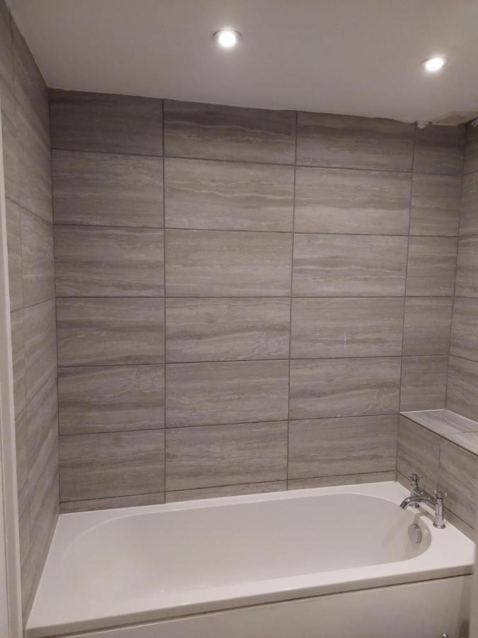 Superb 2 Bedroom Flat, Sleeps 6 Кройдон Екстериор снимка